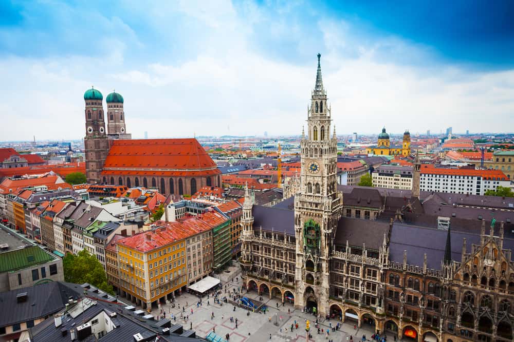 Eine Luftaufnahme, die die pulsierende Stadt München und ihre faszinierende Architektur zeigt.
